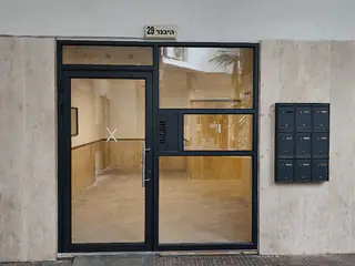 עבודה של דניאל, דלתות פנים (3)
