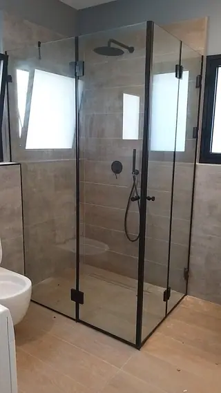עבודה של אלירן, מתקין מקלחונים (5)