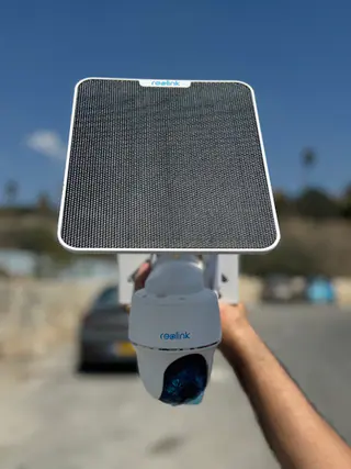 עבודה של יוסף, מתקין מצלמות אבטחה (4)