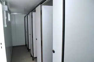 מבנה שירותים ומקלחות ופנים המבנה – מעבודות גואטה מבנים ניידים ופרוייקטים, מבנים יבילים (53)