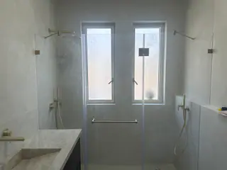 עבודה של בועז, מתקין מקלחונים (6)
