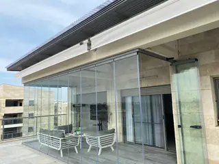 עבודה של דניאל, סגירת מרפסת זכוכית (15)