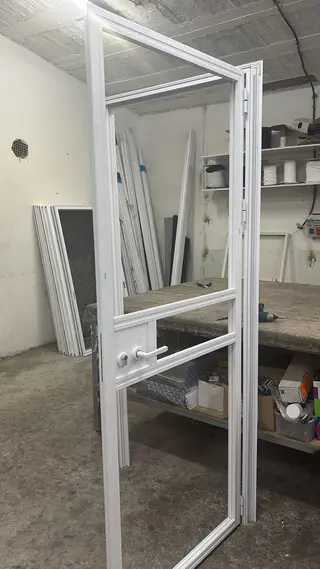 עבודה של שחר, סגירת מרפסת זכוכית (25)