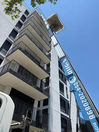 עבודה של גלה, מפעיל מנוף (2)