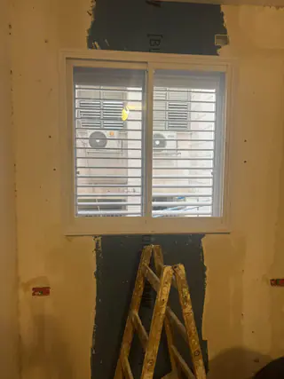 עבודה של שחר, סגירת מרפסת זכוכית (21)