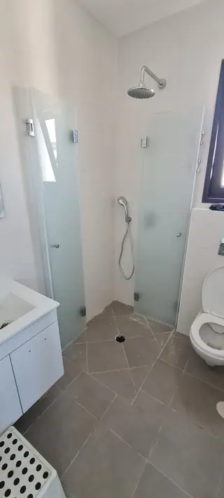עבודה של אלירן, מתקין מקלחונים (2)