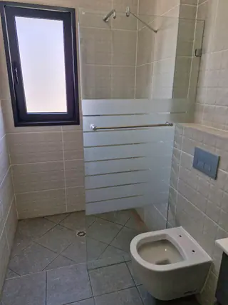 עבודה של בועז, מתקין מקלחונים (12)