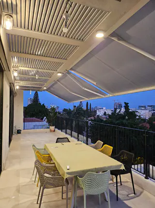 עבודה של בן, מתקין סוככים (7)