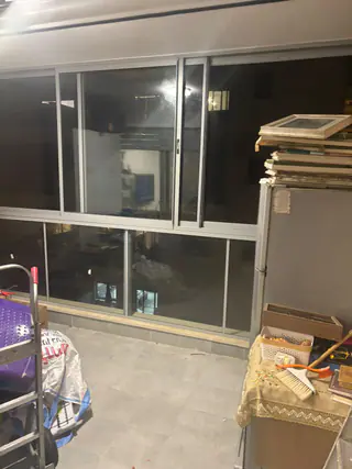 עבודה של שחר, סגירת מרפסת זכוכית (31)