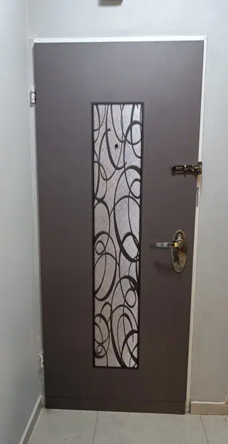 עבודה של אליעזר, מדביק טפטים (3)