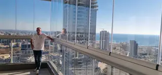 עבודה של ספרטק, סגירת מרפסת זכוכית (51)