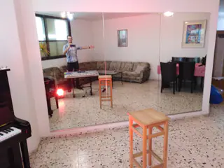 עבודה של רוברט, מתקין מקלחונים (9)