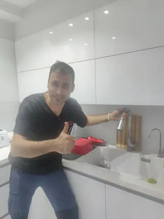 עבודה של קובי, אינסטלטור (223)