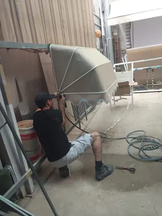 עבודה של שי, מתקין סוככים (6)