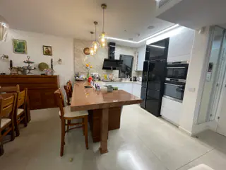 עבודה של יהודה, קבלן שיש (50)