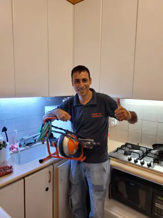 עבודה של קובי, אינסטלטור (230)