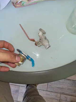 עבודה של קובי, אינסטלטור (246)
