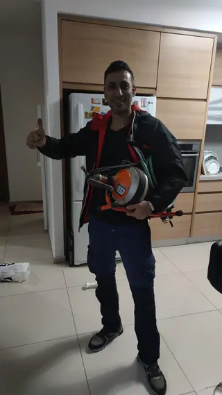 עבודה של קובי, אינסטלטור (199)