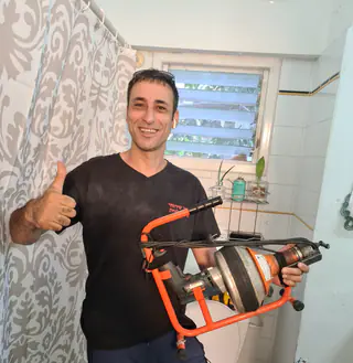 עבודה של קובי, אינסטלטור (43)
