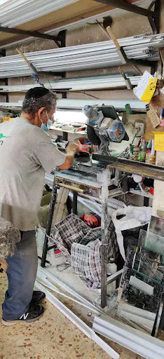 עבודה של נועם, מתקין תריסים (2)