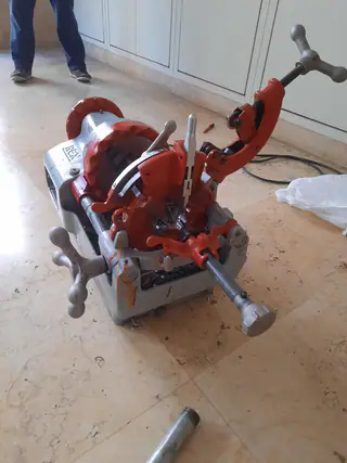 עבודה של קובי, אינסטלטור (90)