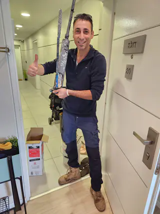 עבודה של קובי, אינסטלטור (130)