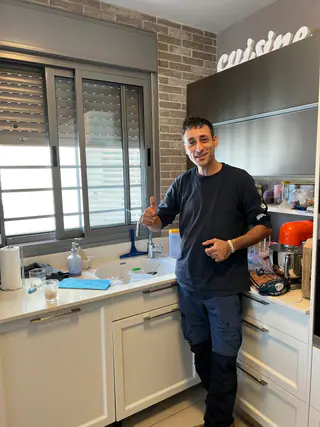 עבודה של קובי, אינסטלטור (221)