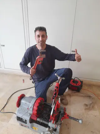עבודה של קובי, אינסטלטור (89)