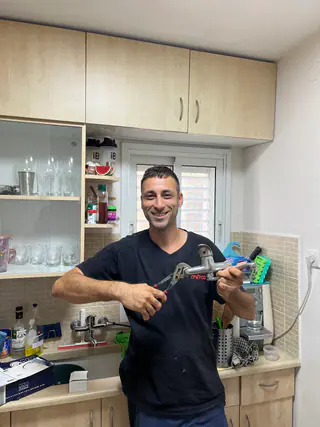 עבודה של קובי, אינסטלטור (235)
