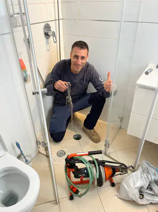 עבודה של קובי, אינסטלטור (167)