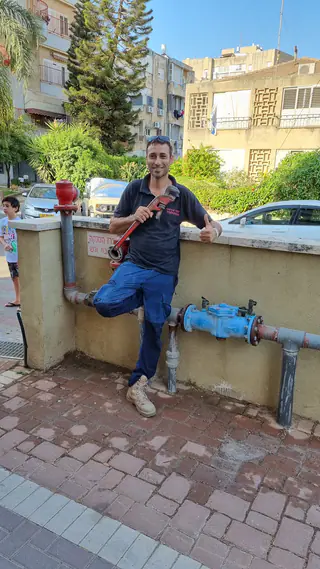עבודה של קובי, אינסטלטור (251)
