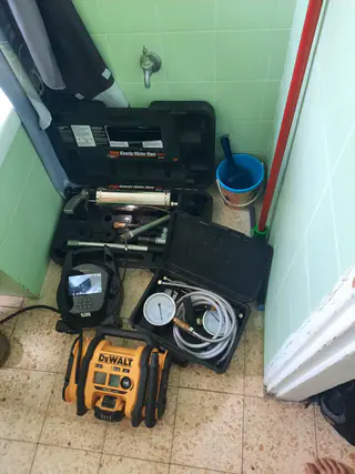 עבודה של קובי, אינסטלטור (242)