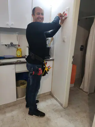 עבודה של רפאל, חשמלאי (2)