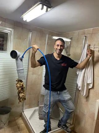 עבודה של קובי, אינסטלטור (253)