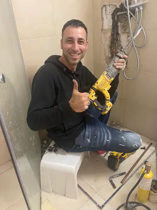 עבודה של קובי, אינסטלטור (146)