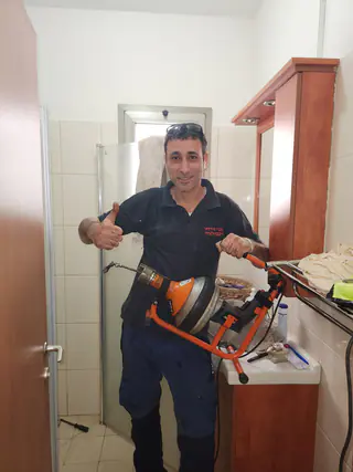 עבודה של קובי, אינסטלטור (119)