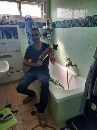 עבודה של קובי, אינסטלטור (241)