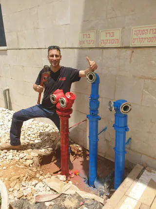 עבודה של קובי, אינסטלטור (82)