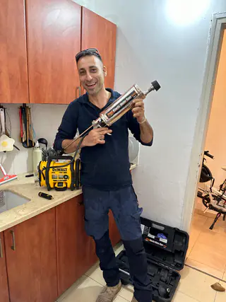 עבודה של קובי, אינסטלטור (115)