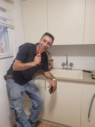 עבודה של קובי, אינסטלטור (256)