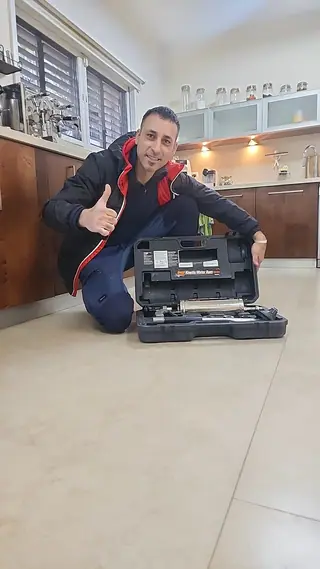 עבודה של קובי, אינסטלטור (147)