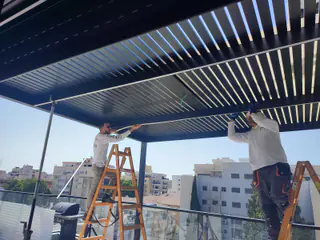 עבודה של ישי, מתקין סוככים (24)