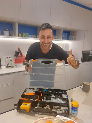 עבודה של קובי, אינסטלטור (210)