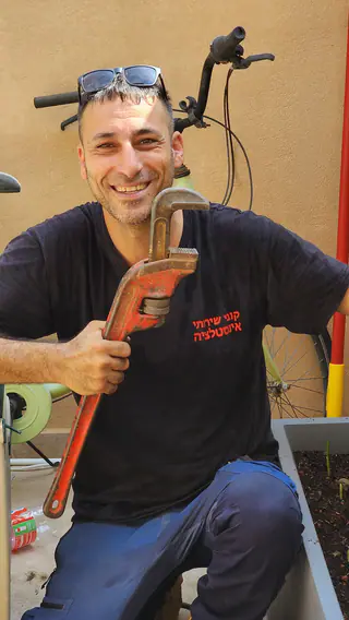 עבודה של קובי, אינסטלטור (33)