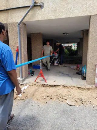 עבודה של קובי, אינסטלטור (70)