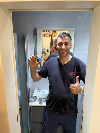 עבודה של קובי, אינסטלטור (213)