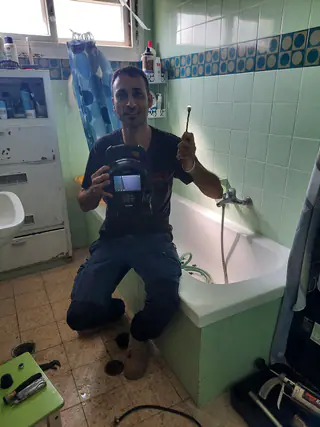 עבודה של קובי, אינסטלטור (243)