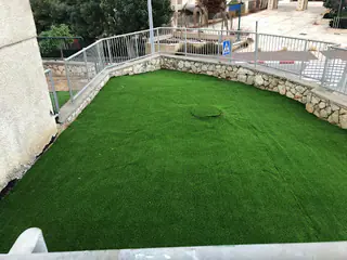 עבודה של טל, מתקין דשא סינטטי (8)