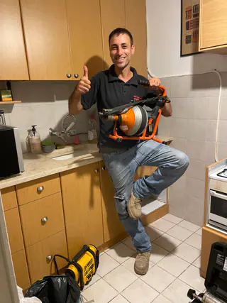 עבודה של קובי, אינסטלטור (255)