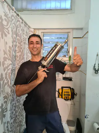 עבודה של קובי, אינסטלטור (42)